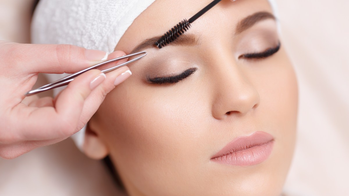 Shaping eyebrows