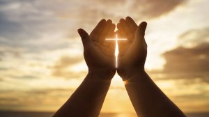 WEB3-HANDS-GOD-SKY-SUNSET-LIGHT-CATHOLIC-shutterstock_712661815-Artit-Fongfung-AI