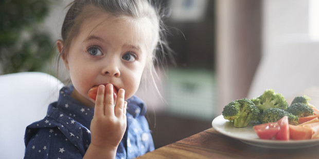 web3-little-girl-vegetables-table-food-children-shutterstock_278908013-gpointstudio-ai1