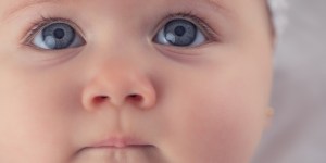 Dojenček, ki božično pesem poje kot Pavarotti? Očarljivo!