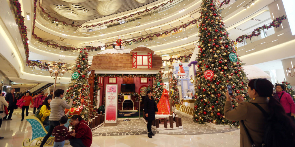 web3-christmas-mall-shopping-people-stringer-imaginechina