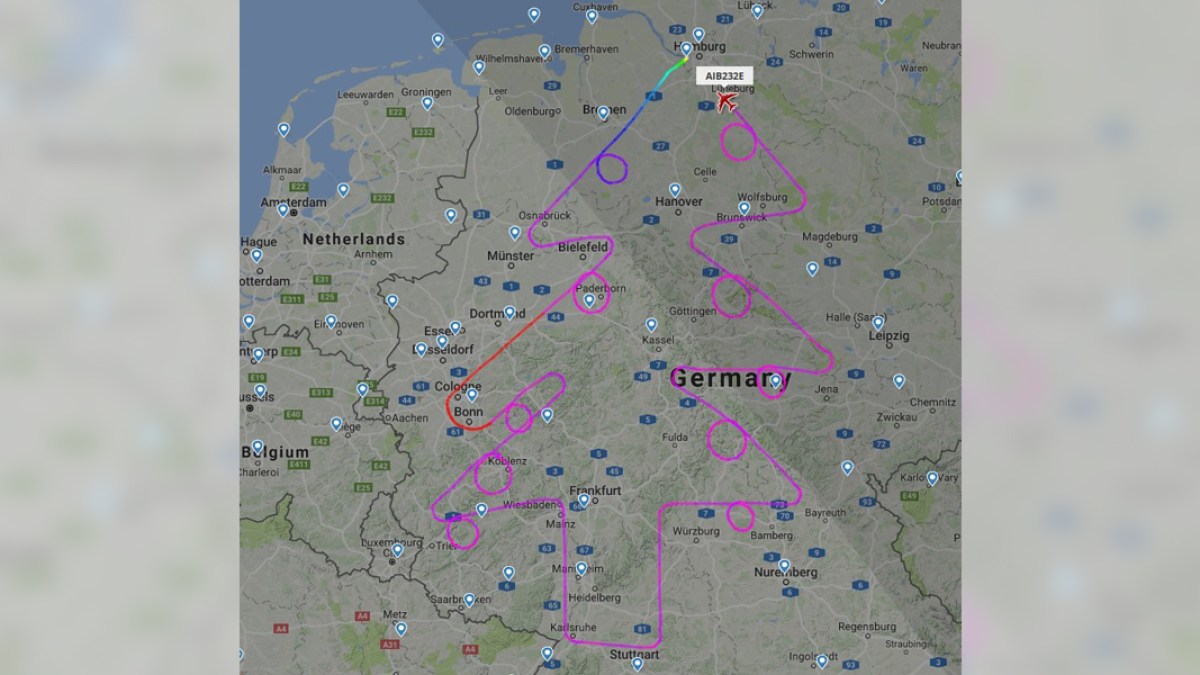 AIRBUS RYSUJĄCY CHOINKĘ NA NIEBIE