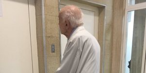 91-letni zdravnik, ki še vedno dela. Zastonj.