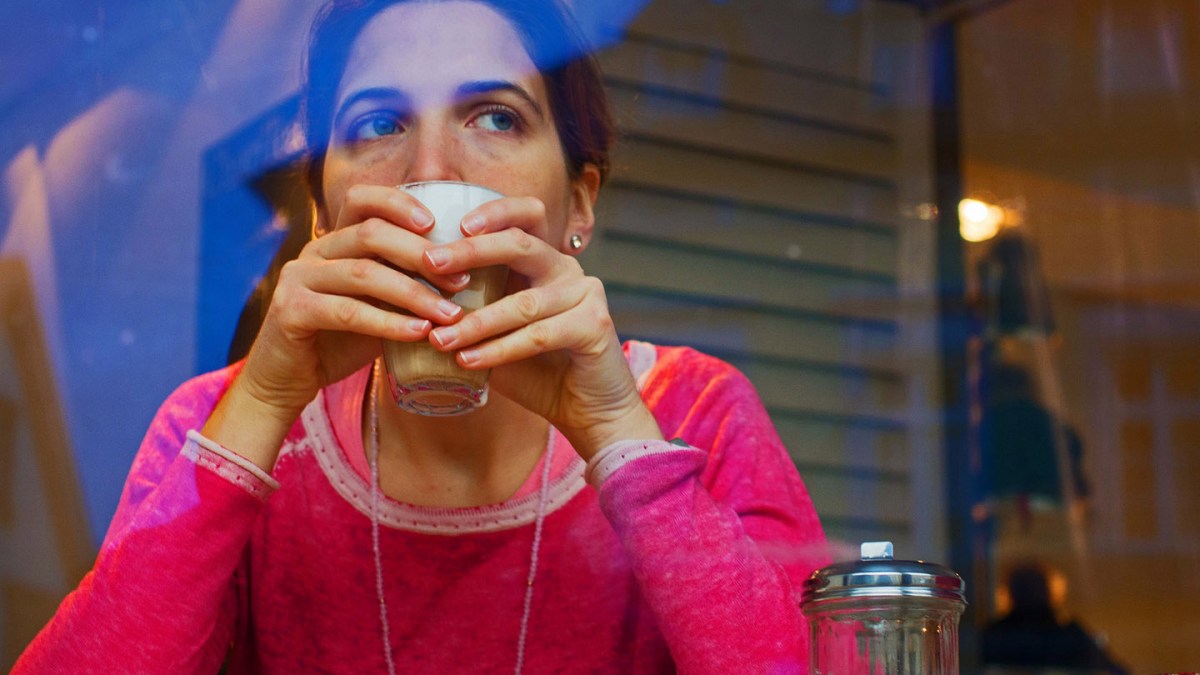 WEB-WOMAN-DRINKING-REFLECTION-COFFEE-rippchenmitkraut66-CC