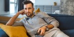 MĘŻCZYZNA PRZED TELEWIZOREM