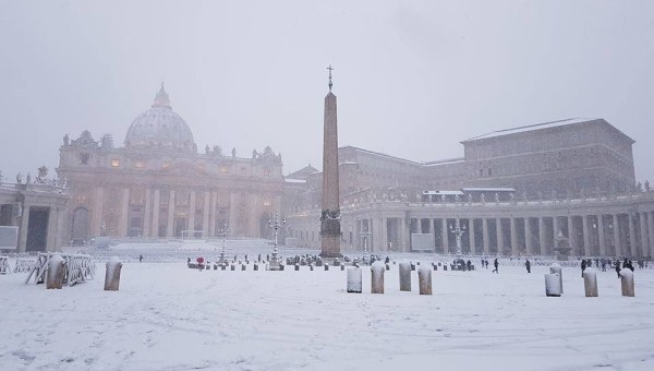 SNOW IN VATICAN