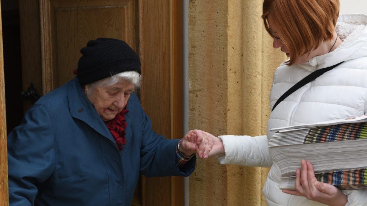WEB3 HELP ELDERLY WOMAN HAND TATJANA SPLICHAL DRUZINA