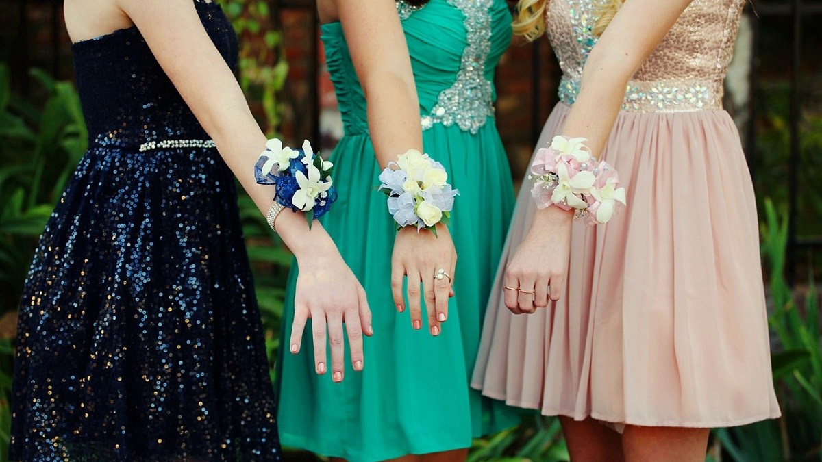 GIRLS GOING TO THE PROM