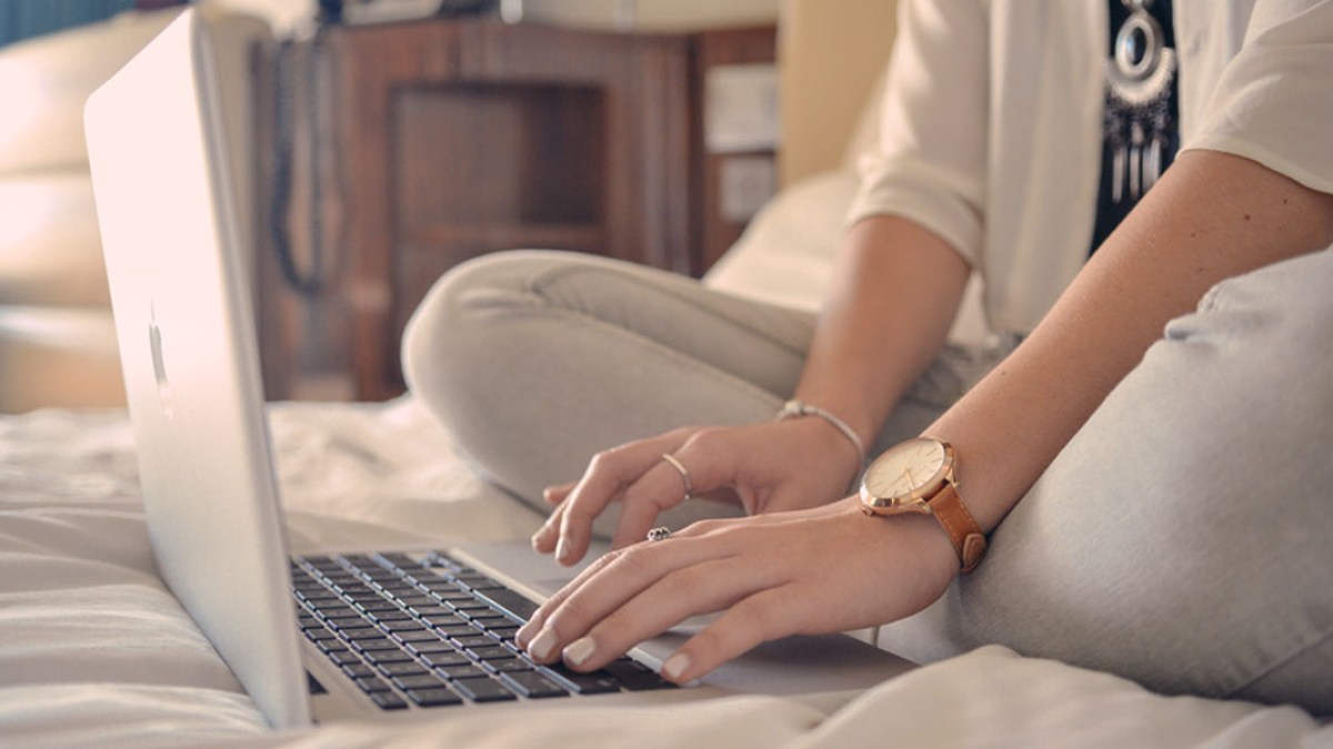 WOMAN,LAPTOP,HOME