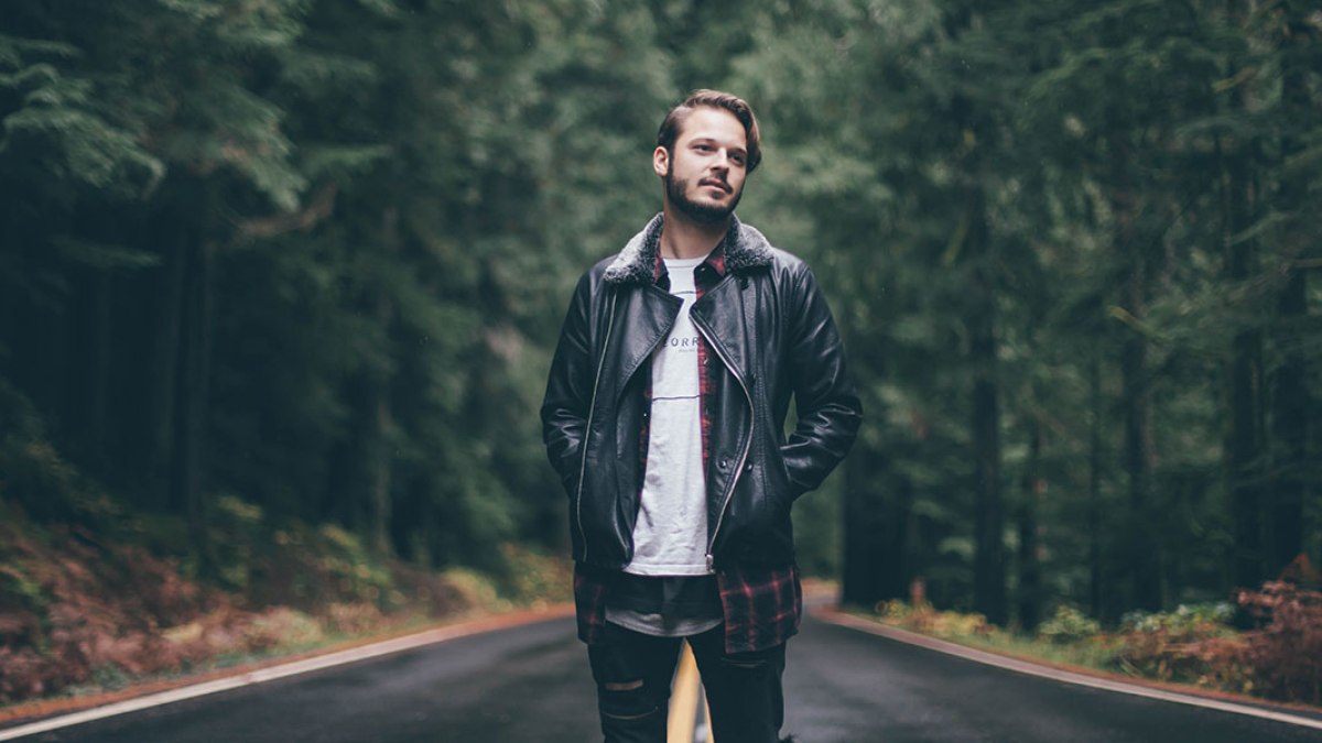 WEB3-YOUNG-MAN-SAD-STREET-PROBLEMS-OUTSIDE-greg-raines-unsplash
