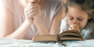 Nepopolno, a resnično: tako pri nas molimo rožni venec