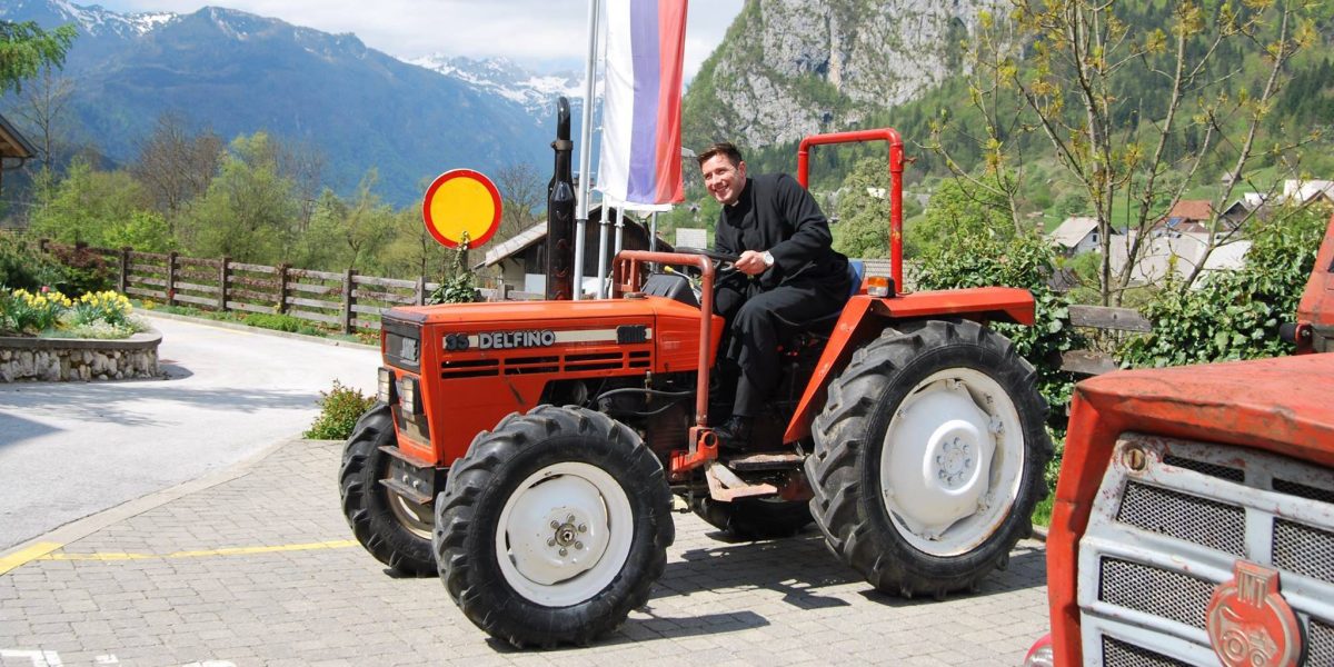 Martin Golob pri kmetijskih opravilih