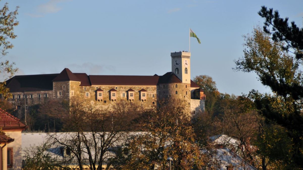 WEB3-LJUBLJANA-CASTLE-SLOVENIA-FLAG-DRUŽINA