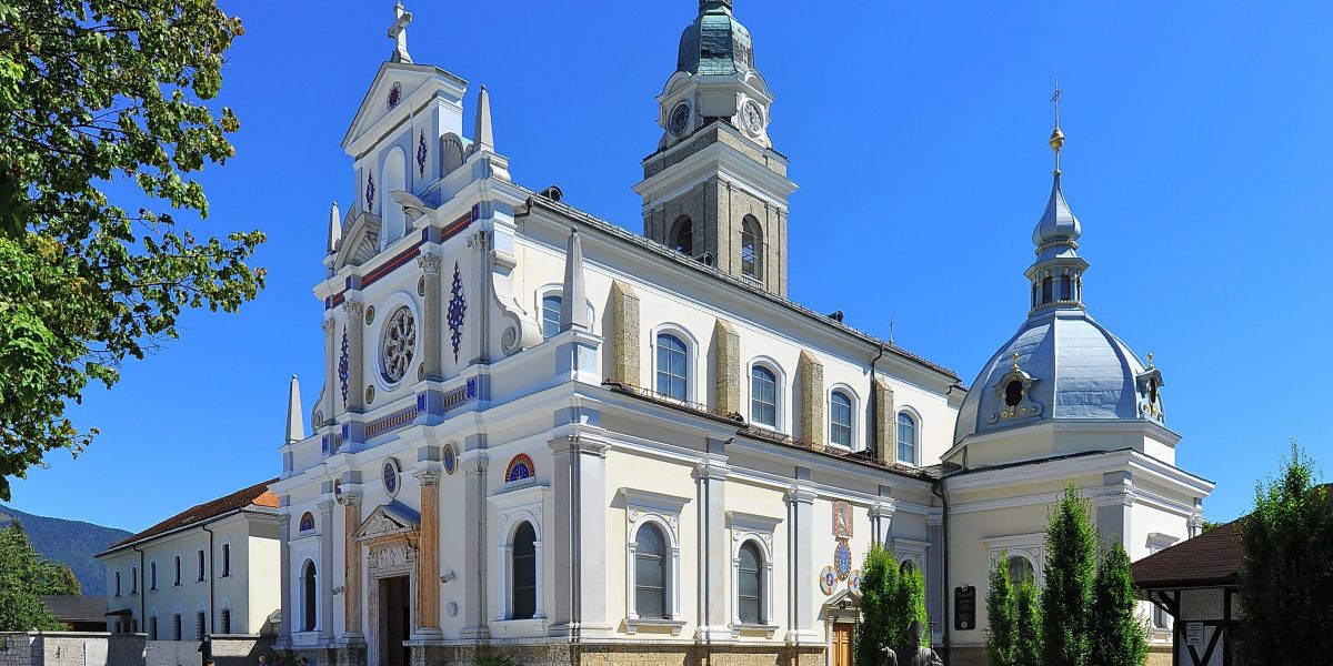 Slovenske cerkve, ki so posvečene Mariji Pomagaj