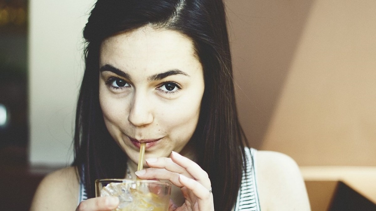 WEB3-WOMAN-DRINK-GLASS-HEALTH-HAPPY-SMILE-PIXABAY