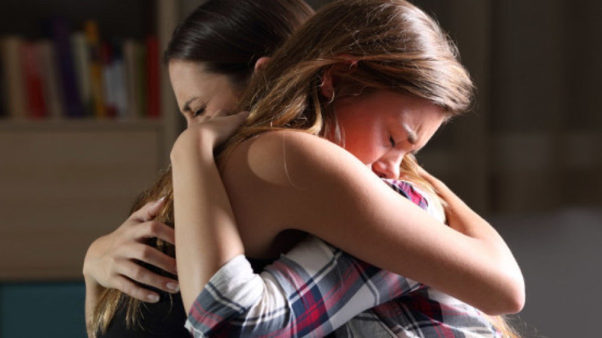 web3-forgive-forgiveness-women-hug-cry-shutterstock_627402740-por-antonio-guillem-ai