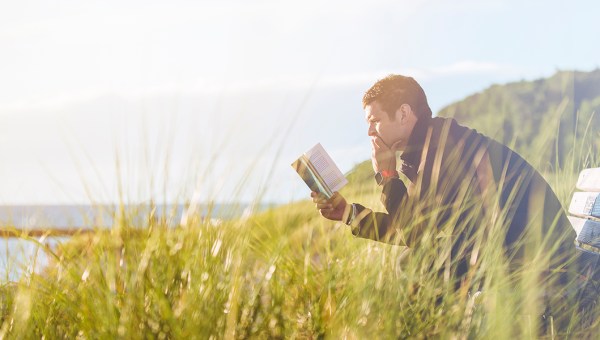 MĘŻCZYZNA Z BIBLIĄ