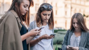 TEENS ON PHONES