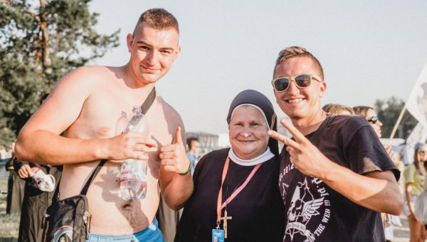KOROWÓD NA PRZYSTANKU JEZUS