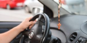 Verski predmeti, ki bi jih morali imeti v svojih avtomobilih