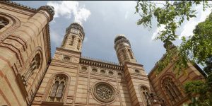 Prepletanje krščanstva in judovstva v največji evropski sinagogi