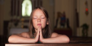 Ali obstaja pravilna drža za molitev?