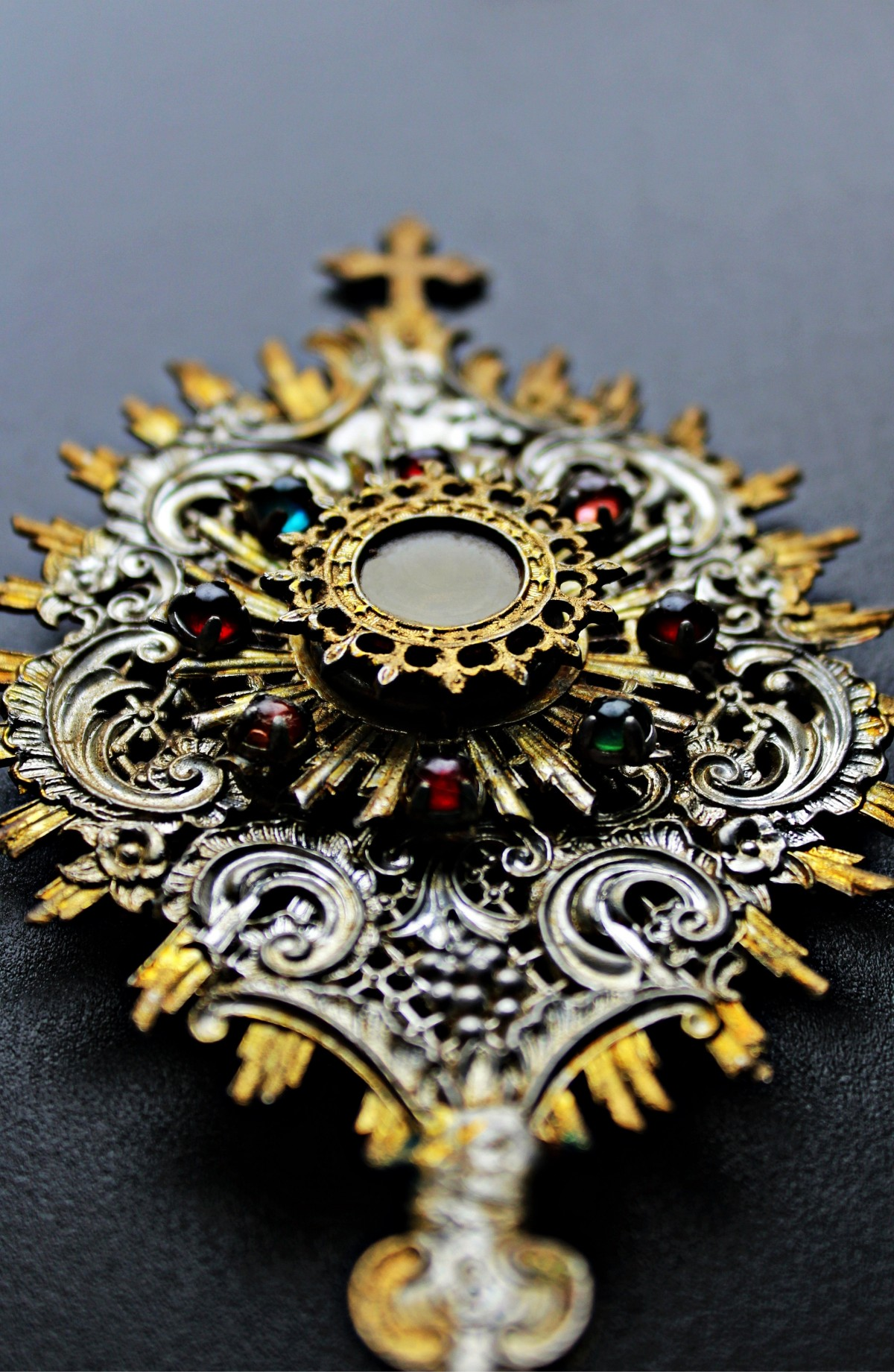 WEB-monstrance_church_altar_christian_tin_filigree_antique_old-1092167-PUBLIC DOMAIN