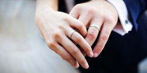 Poroka: kaj vgravirati v poročna prstana?