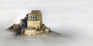 Zgodba o nastanku osupljive opatije sv. Mihaela v Italiji