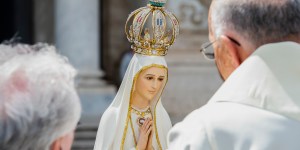 V cerkev je prišel fant in ga zabodel. &#8220;Rešila me je fatimska Marija&#8221;