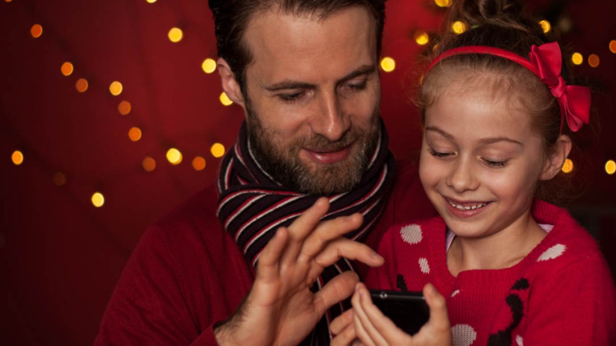 FATHER,DAUGHTER,CELL PHONE