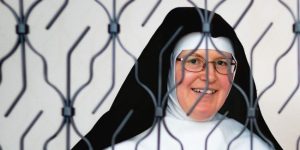 Sestra Celina Hren: od pevke šansonov in misijonarke v Afriki do klarise v Turnišču