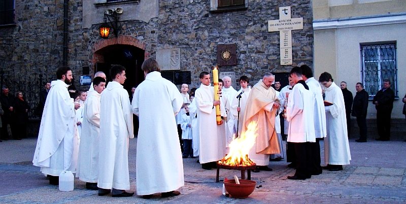 096_franciscan_monks_preparing_to_light_the_christ_candle_prior_to_easter_vigil_mass_sanok_2010-e1555675766981.jpg