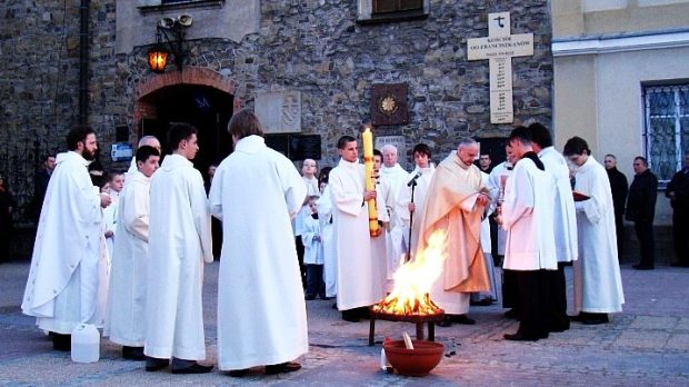 096_franciscan_monks_preparing_to_light_the_christ_candle_prior_to_easter_vigil_mass_sanok_2010-e1555675766981.jpg