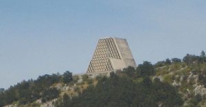 Katera je nenavadna trikotna cerkev, ki stoji nad Tržaškim zalivom?
