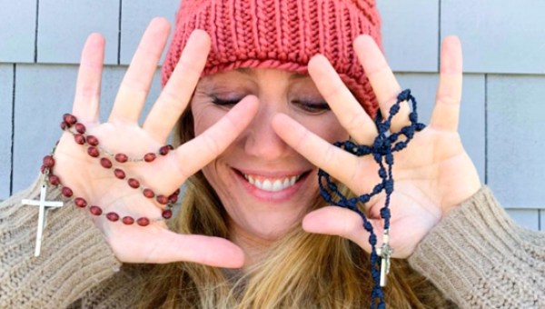 web3-woman-rosary-pray-hail-mary-instagram