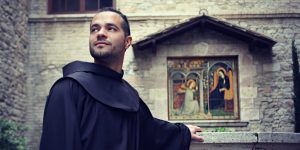 Želel je biti oče velike družine, potem puščavnik, danes poje na odrih po vsem svetu