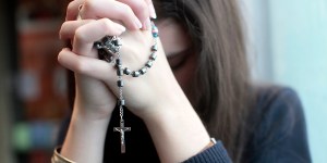 Ali je primerno nositi rožni venec okoli vratu?