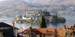 Svetišče v Italiji, ki leži na majhnem otoku sredi jezera