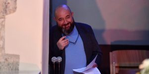 Sporočilo, ki ga nosi vrečka hostij v gledališču