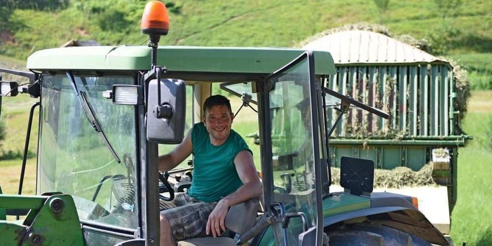 Martin Golob pri kmetijskih opravilih