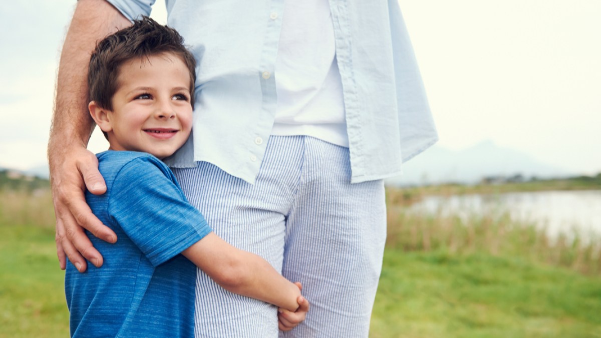 CHILD, HUG, DAD
