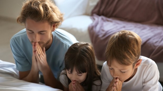 FATHER-PRAYING-KIDS-BED