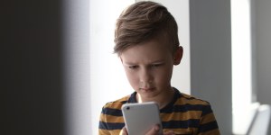 Otroci in igrice na telefonu. Koliko je preveč?