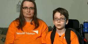 Otrok na invalidskem vozičku revnim vrstnikom podarja kolesa