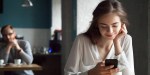 jeune femme au café