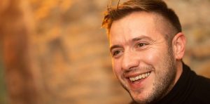 Župnik Martin: “Tudi mene kdaj ‘šimfajo'”