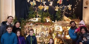 Postavljanje jaslic. Ne &#8220;štala&#8221;, temveč Božja terapija