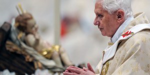 Papež Benedikt XVI. pojasnjuje, kako nas Slava uči peti z ljubeznijo