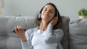 Postnega časa še ni konec. Naj vas nagovorijo te pesmi